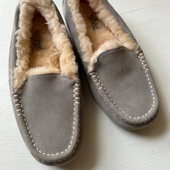 UGG Ansley Light Gray Sheepskin Suede Slippers Moccasins Size 7 - Picture 2 of 5